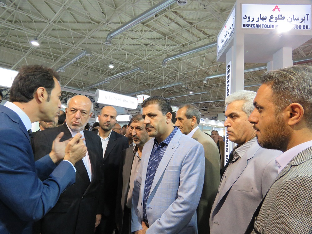 بازدید وزیر نیرو و هیئت همراه از غرفه شرکت آبرسان طلوع بهاررود در دوازدهمین نمایشگاه صنعت آب و تأسیسات تهران
